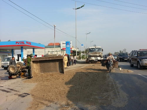 Xe tải hất bay công nông, 1 người nguy kịch